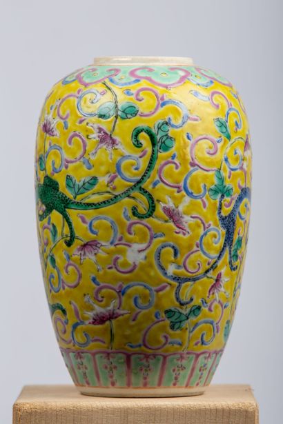 null CHINE, XXème siècle.

Vase ovoïde en porcelaine et émaux de la Famille Rose...