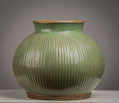 null CHINE, XXème siècle.

Vase globulaire à col droit en grès porcelaineux émaillé...
