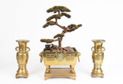 null CHINA, 19th century.

Gilded bronze set, composed of a jardinière forming a...