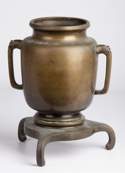 null SOUTH CHINA, 19th century.

Baluster vase in patinated bronze, on a tripod base....