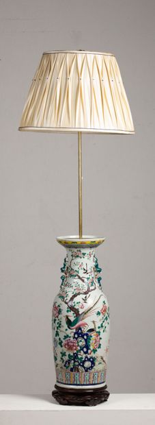 null CHINA, 20th century.

Porcelain and enamel baluster vase of the Pink Family...