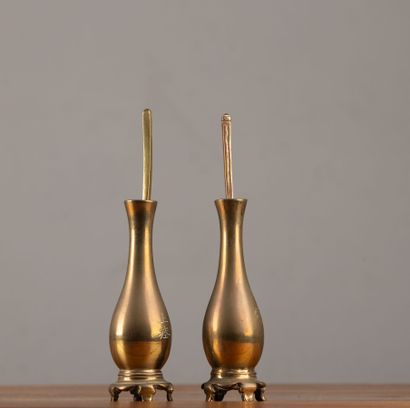 null CHINA or INDOCHINA, 20th century.

Pair of bronze soliflores baluster vases...