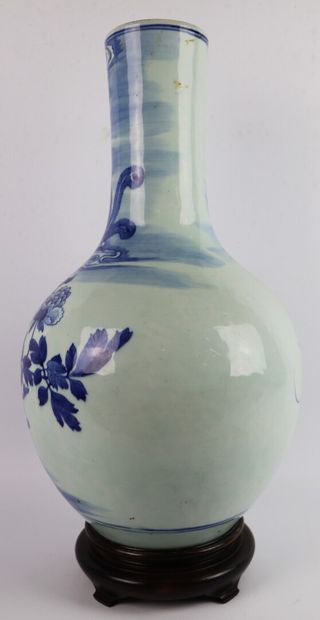 null CHINE, vers 1900.

Important vase bouteille en porcelaine et émaux blanc-bleu...