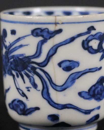 null CHINE, XVIIIème siècle.

Sorbet en porcelaine à décor en camaïeu bleu de phénix...