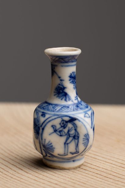 null CHINA, 17th-18th century.

Porcelain miniature vase with blue camaïeu decoration...