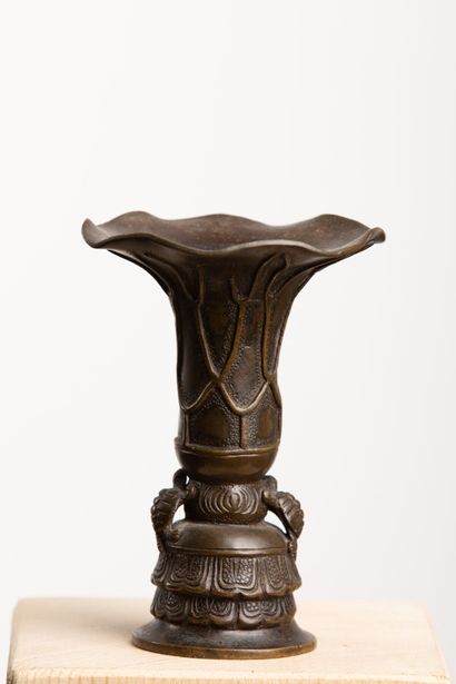 null JAPON, période Meiji (1868-1912).

Vase à col corolle en bronze à patine brune,...