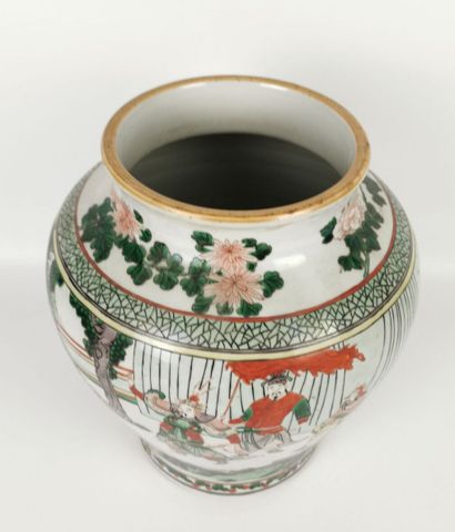 null CHINA, Kangxi period (1662-1722).

Baluster vase in porcelain and polychrome...