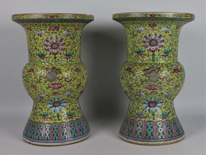 null CHINA, 19th century.

Pair of "Zun" shaped vases with flared necks, in porcelain...