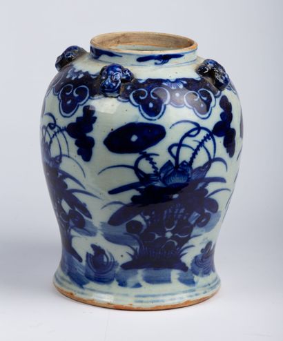 null CHINE, fin de la dynastie Qing (1644-1911).

Vase en porcelaine à décor en camaïeu...