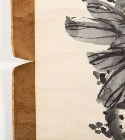 null CHINA, 20th century.

Painting on paper with flowers and a bird.

H_120 cm L_59,8...