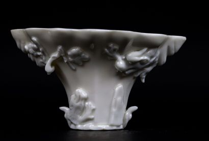 null CHINE, époque Kangxi (1662-1722).

Coupe à libation en porcelaine émaillée blanche...