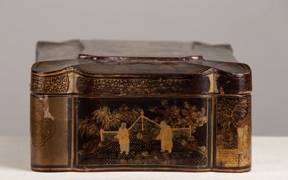 null CHINA, Canton, circa 1900.

Rectangular box with rounded sides, in black and...