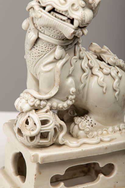 null CHINE, XIXème siècle.

Chien de Fô en porcelaine émaillée blanche, son pelage...