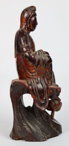 null VIETNAM.

Guanyin en bois sculpté laqué rouge, assise en rajalilasana.

XIXème...