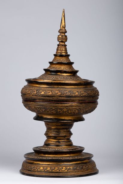 null BURMA, late 19th century.

Betel box in gold, black and red lacquer on a wooden...