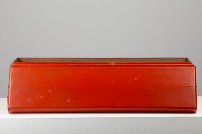 null BIRMANIE (?).

Longue boîte rectangulaire en laque rouge, la base en plinthe...