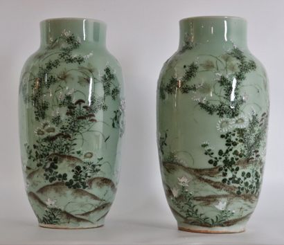 null JAPAN, circa 1900.

Pair of porcelain baluster vases decorated with birds on...