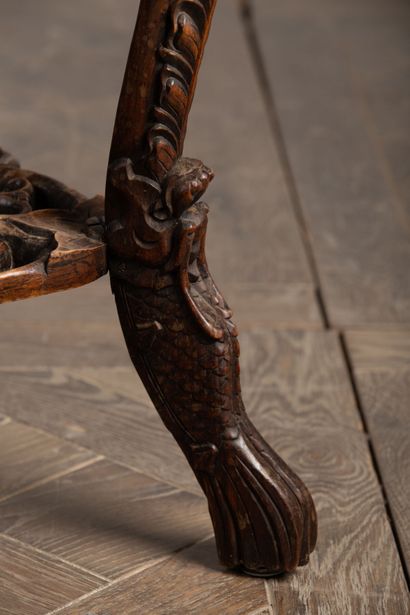 null CHINE, fin du XIXème siècle.

Sellette en bois sculpté et plateau de marbre...