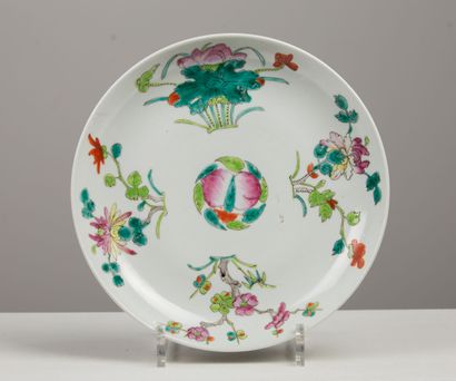 null CHINE.

Suite de quatre coupes en porcelaine.

Vers 1900,

H_4,5 cm D_24 cm...