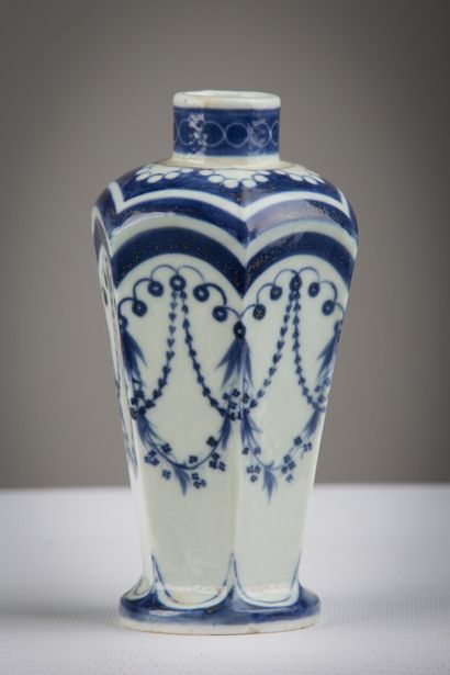 null CHINA, 18th century.

Porcelain vase with cut sides decorated in blue monochrome...