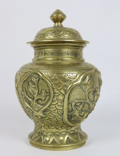 null INDOCHINE, XXème siècle.

Vase couvert balustre en bronze doré à décor d'animaux...