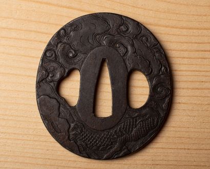 null JAPAN, 19th century.

Tsuba in patinated iron with chiseled decoration in relief...