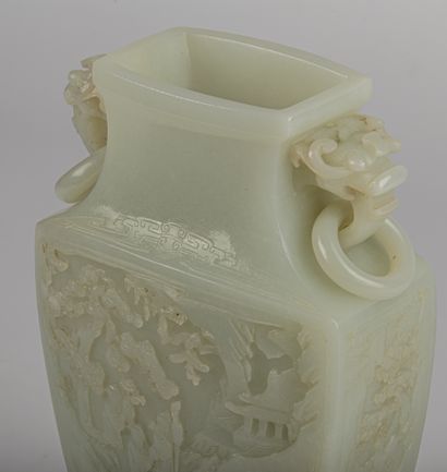 null 
CHINE, époque Qianlong (1736-1795).




Important vase couvert en jade céladon...