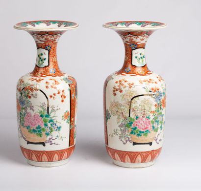 null JAPAN, Kutani, circa 1900.

Pair of flared-necked porcelain and polychrome enamel...