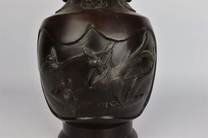 null JAPAN, Meiji period (1868-1912)

Baluster vase in bronze with brown patina decorated...