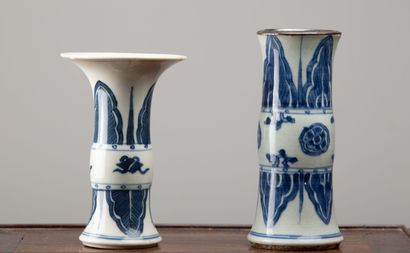 null CHINE, XIXème-XXème siècle.

Deux vases de forme "Gu" en porcelaine et émaux...
