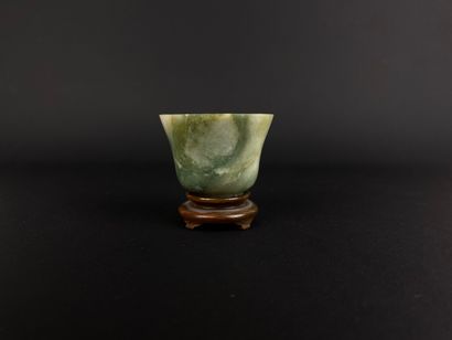 null CHINA.

Green hardstone sorbet.

H_3,4 cm D_4,5 cm