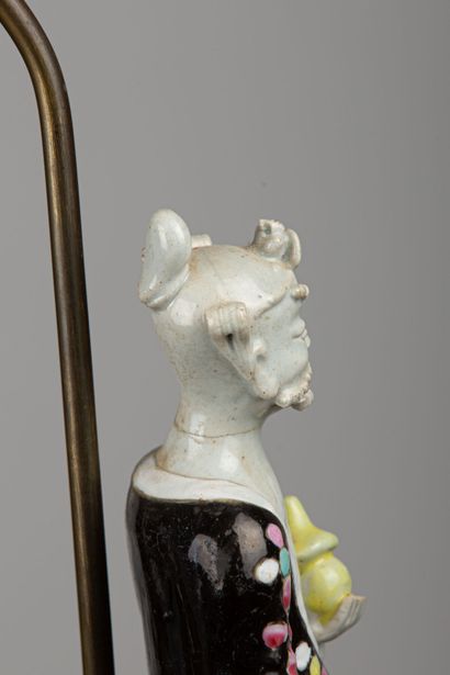 null CHINE, XIXème siècle.

Statuette d'immortel en porcelaine polychrome.

H_22,6...