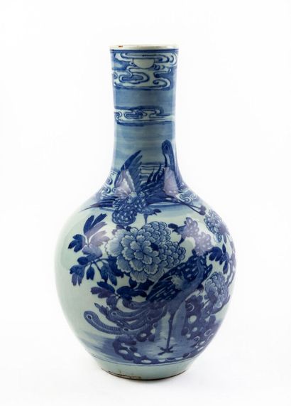 null CHINE, vers 1900.

Important vase bouteille en porcelaine et émaux blanc-bleu...