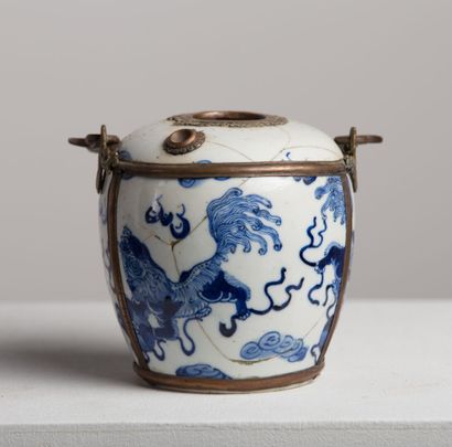 null INDOCHINA, HUE, 19th century.

Porcelain water pipe decorated in blue underglaze...