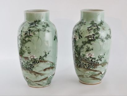 null JAPAN, circa 1900.

Pair of porcelain baluster vases decorated with birds on...