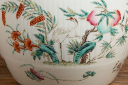 null CHINA, 19th century.

Porcelain and enamels of the Pink Family covered pot with...