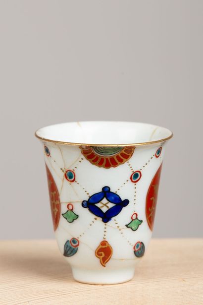 null CHINE ou JAPON, XIXème siècle.

Sorbet et sa sous-tasse en porcelaine à décor...