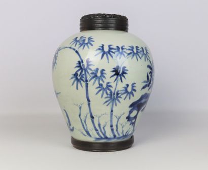 null CHINE.

Vase en porcelaine à décor en camaïeu bleu à décor de branchages et...