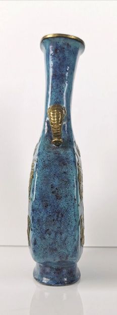 null CHINE, dynastie Qing (1644-1911).

Vase à panse aplatie en porcelaine à décor...