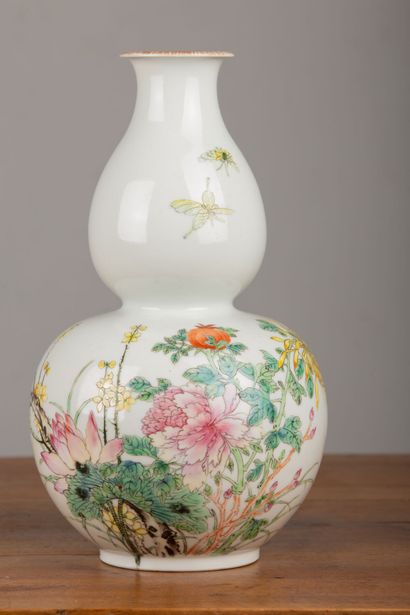 null CHINA, 20th century.

Vase in the form of a double gourd in porcelain and enamels...