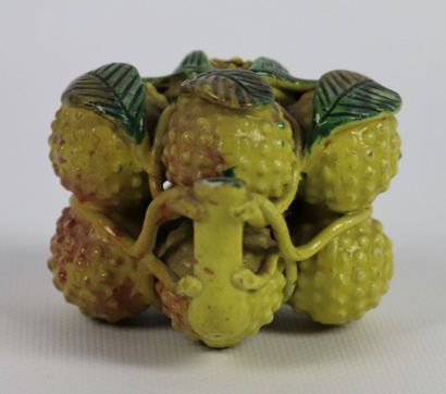 null CHINE.

Compte-gouttes en porcelaine émaillée jaune et vert à décor de fruits...