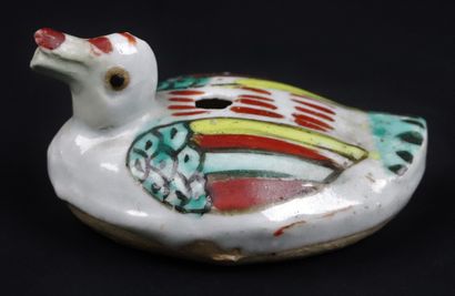 null CHINA, 18th century.

Bird-shaped polychrome enamelled porcelain dropper.

L_8,5...