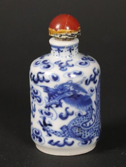 null CHINA, circa 1900.

Snuffbox bottle in white-blue enamelled porcelain decorated...