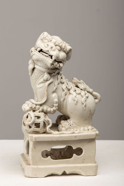 CHINE, XIXème siècle. 
Chien de Fô en porcelaine...