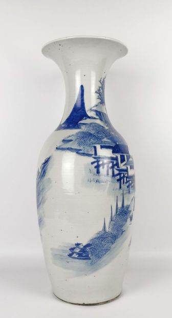null 
CHINE, XIXème siècle.




Important vase balustre en porcelaine à décor en...