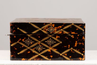 null JAPON, période Meiji (1868-1912).

Coffret en écaille brune à décor en laque...