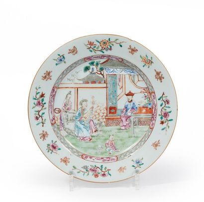 null CHINE, XVIIIème siècle.

Assiette en porcelaine à décor polychrome d'une femme...