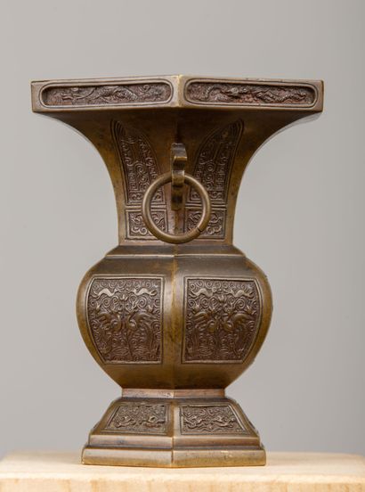 null JAPON (?).

Vase en bronze de forme balustre à sections. 

Marqué au revers.

H_13,5...