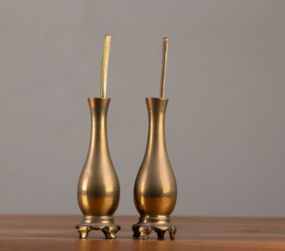 null CHINE ou INDOCHINE, XXème siècle.

Paire de vases balustres soliflores en bronze...