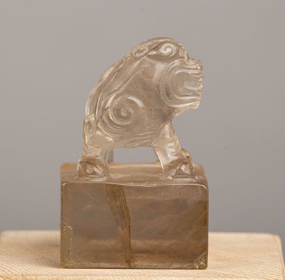 null CHINA, 20th century.

Carved rock crystal seal, showing a standing Noh dog,...